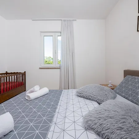 Haus Orange Familienfreundliche Lage Mit Pool * Labin (Istria)